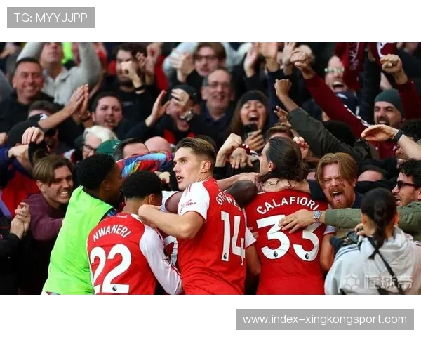 阿森纳中路配合强势推进,马丁内利不断拉扯对手